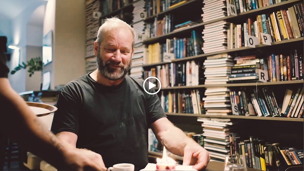 Kavarna Mezi Radky-2