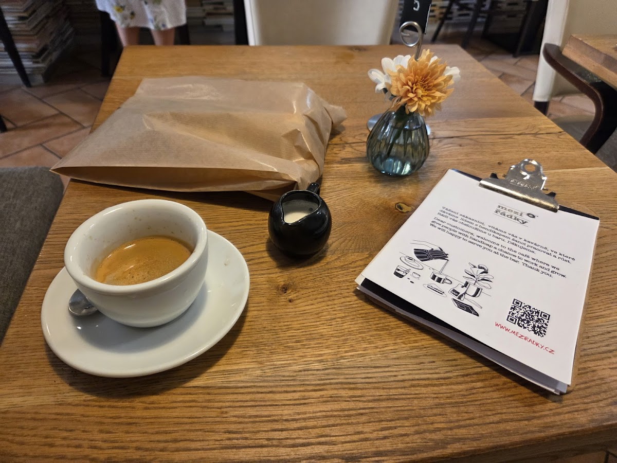 Kavarna Mezi Radky-3