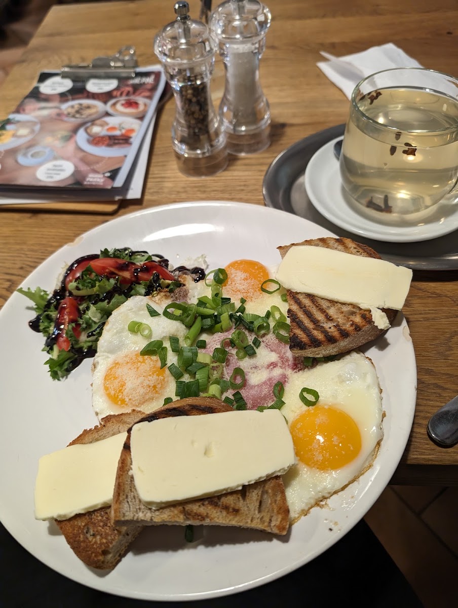 Kavarna Mezi Radky-7